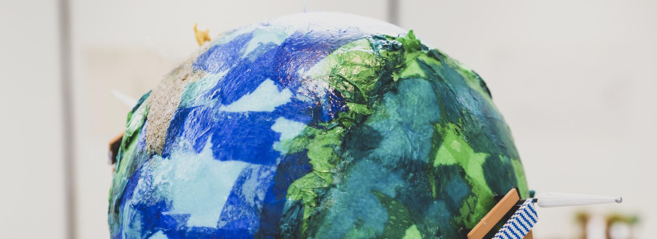 Wereldbol miniatuur Een miniatuur van de wereldbol gemaakt van papier.