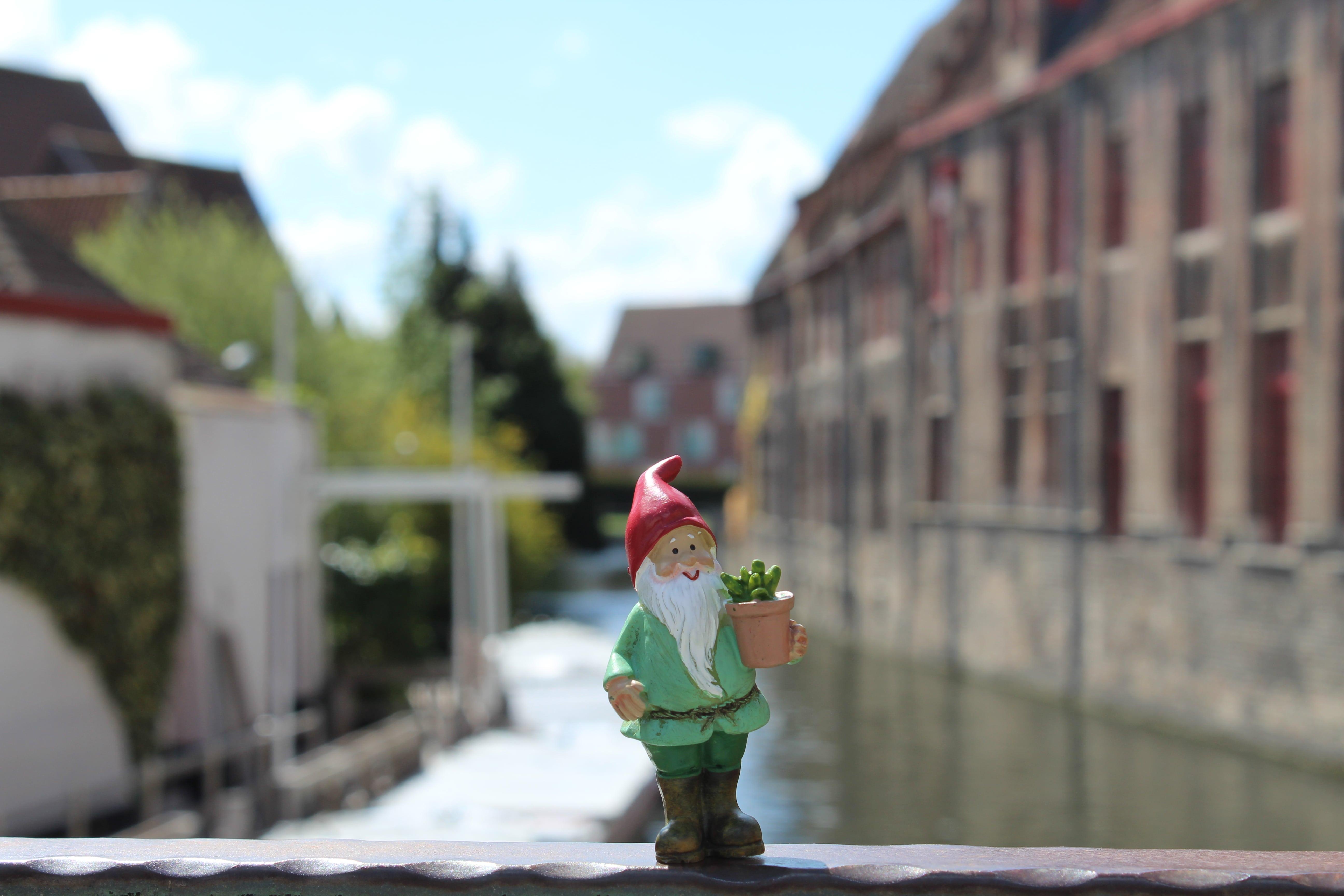 Miniatuur kabouter Louis op een brug aan het water. 